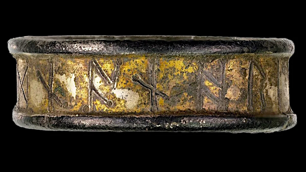 Polski pasjonat historii odkrył w Wielkiej Brytanii wczesnośredniowieczny pierścień z runiczną inskrypcją