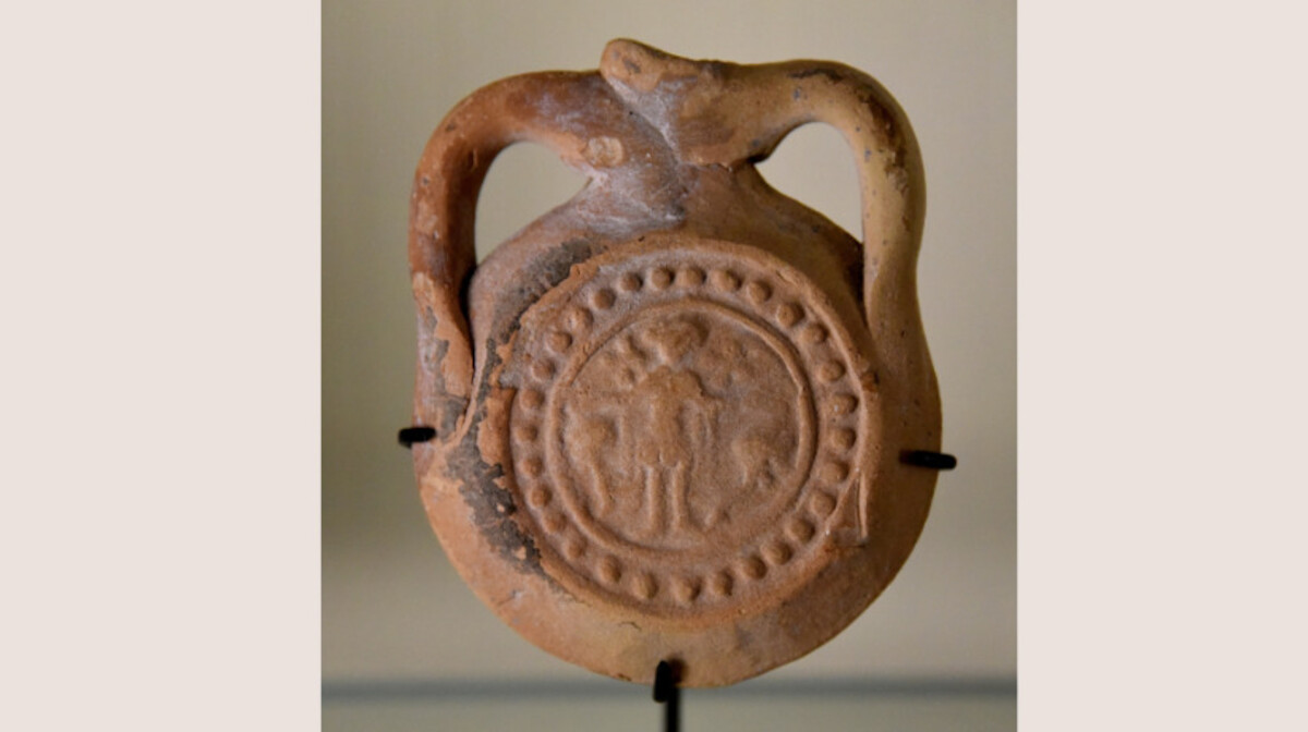 Ampułka św. Menasa z Aleksandrii w Egipcie (The Petrie Museum of Egyptian Archaeology, Londyn). Źródło: <a href='https://en.wikipedia.org/wiki/Menas_of_Egypt#/media/File:Pottery_pilgrim_bottle,_for_storing_water_from_the_spring_of_Saint_Menas._Byzantine_period._From_Alexandria,_Egypt._The_Petrie_Museum_of_Egyptian_Archaeology,_London.jpg' rel='noopener'>domena publiczna</a>.