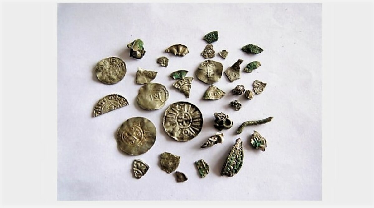 Monety i fragmenty ozdób odkrytych podczas badań sondażowych – prawdopodobnie część kolejnego skarbu. Fot. M. Florek.