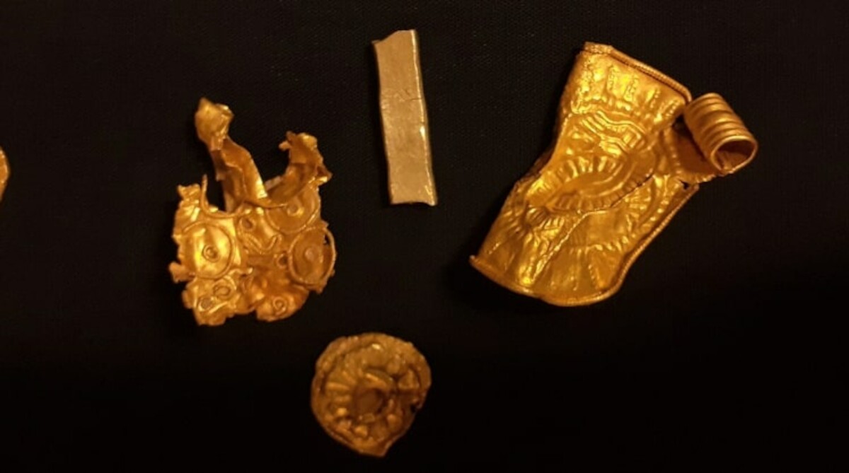 Fragmenty złota ze skarbu z zachodniego Norfolk. Źródło: British Museum.