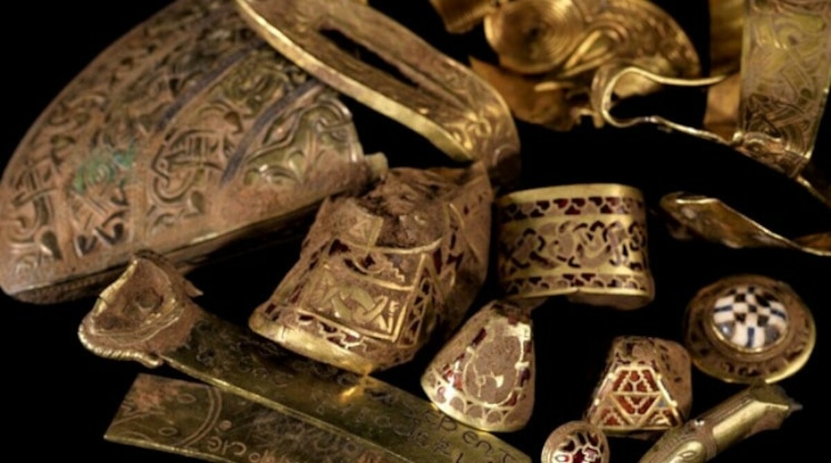 Skarb ze Staffordshire w Wielkiej Brytanii (VI-VII w.). Źródło: <a href='https://en.wikipedia.org/wiki/Staffordshire_Hoard#/media/File:Staffordshire_hoard_annotated.jpg' rel='noopener'>domena publiczna</a>.