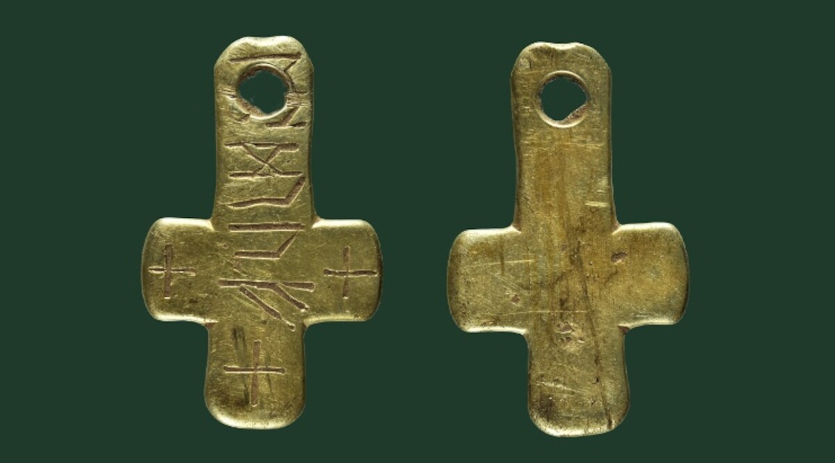 Rewers i awers złotego krzyżyka z inskrypcją runiczną. Źródło: Durham County Council.