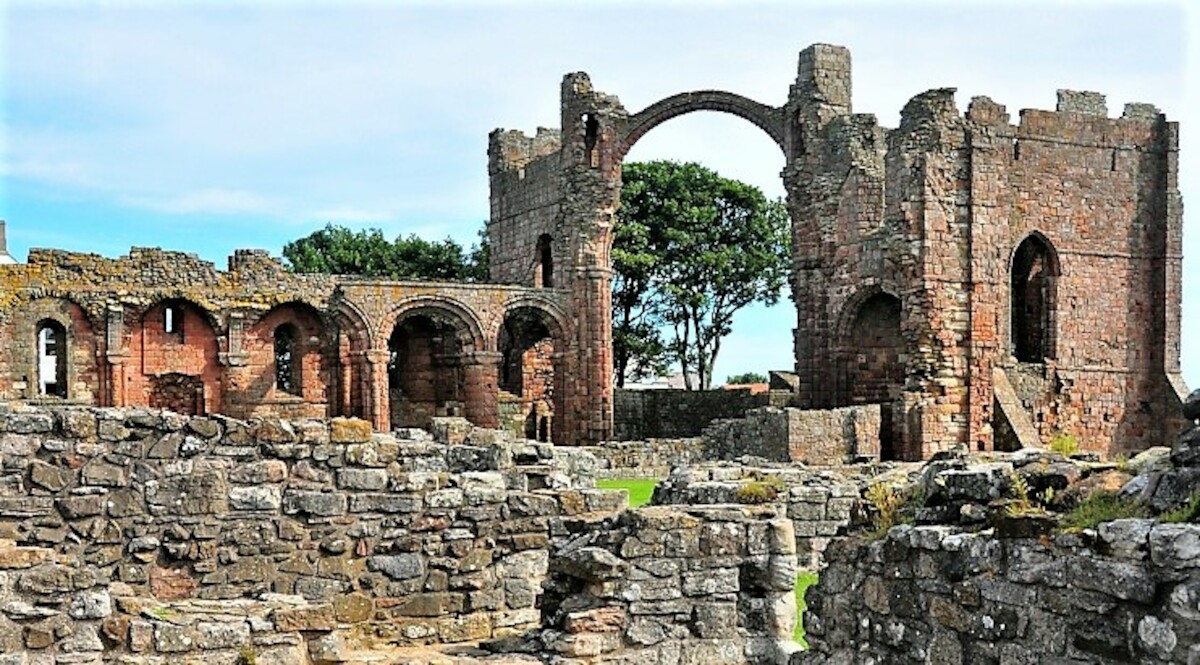 Ruiny opactwa w Lindisfarne, na wschodnim wybrzeżu Anglii. Źródło: <a href='https://de.wikipedia.org/wiki/Lindisfarne_(Kloster)#/media/Datei:Lindisfarne_Priory_9.JPG' rel='noopener'>domena publiczna</a>.