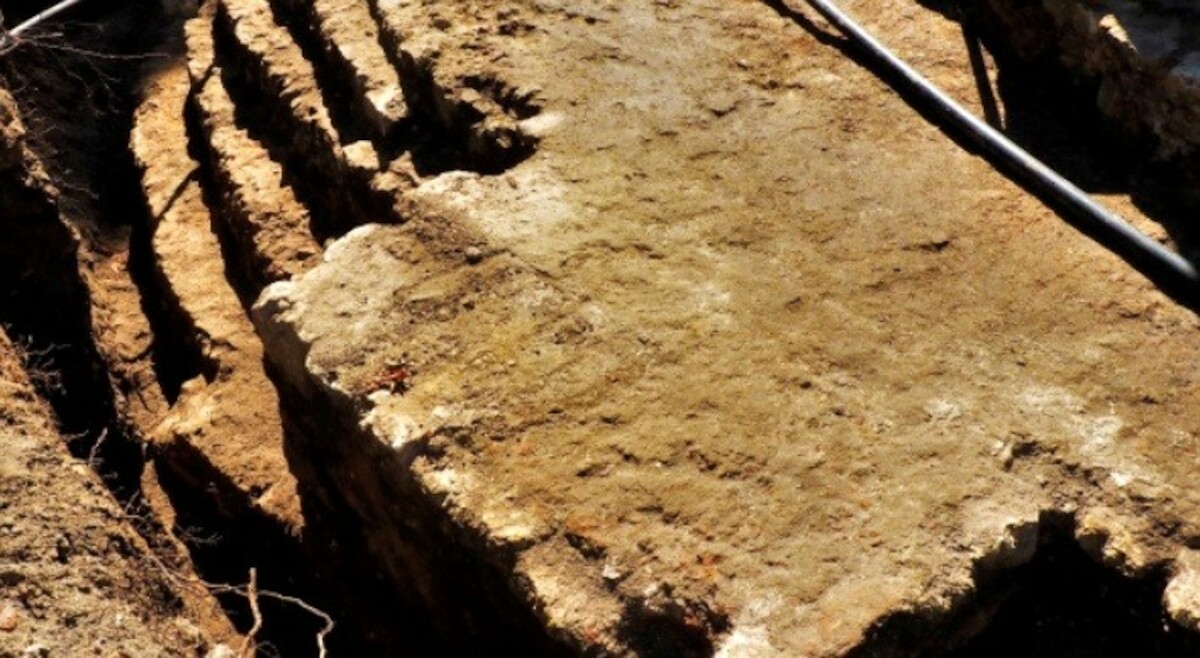Kamienna platforma odkryta podczas prac archeologiczno-architektonicznych na Wzgórzu Klasztornym w Tyńcu, Polska. Źródło: Firma Archeologiczna FRAMEA.