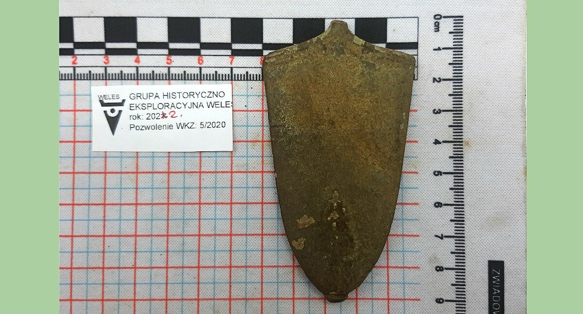 Brązowy trzewik pochwy miecza znaleziony w Wielkiej Nieszawce. Źródło: Weles Grupa historyczno-eksploracyjna.