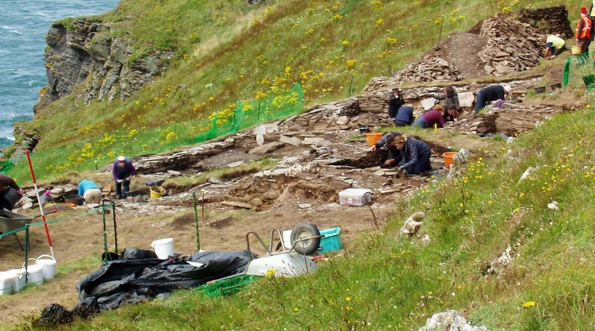 Prace archeologiczne w sierpniu 2017 r. w Tintagel w Wielkeij Brytanii. Źródło: <a href='https://en.wikipedia.org/wiki/Tintagel_Castle#/media/File:Ausgrabung_Tintagel_2017.jpg' rel='noopener'>domena publiczna</a>.