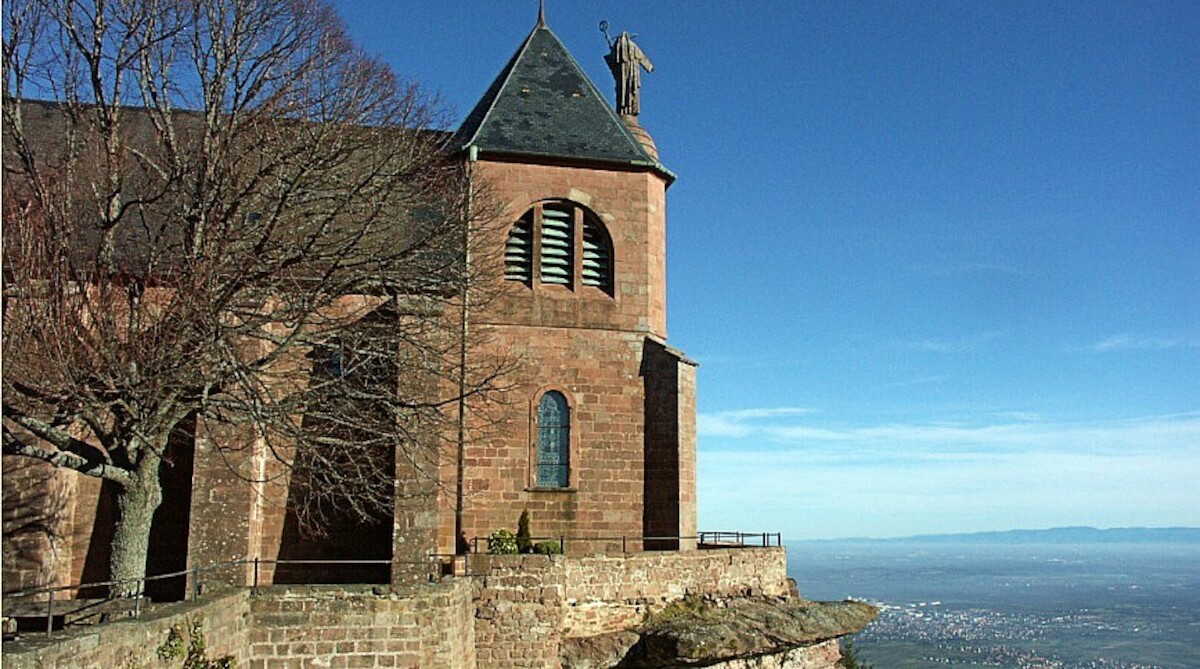 Kościół w klasztorze w Hohenburg, Alzacja. Źródło: <a href='https://de.wikipedia.org/wiki/Kloster_Hohenburg#/media/Datei:Alsace_Mont_Sainte-Odile_03.JPG' rel='noopener'>domena publiczna</a>.