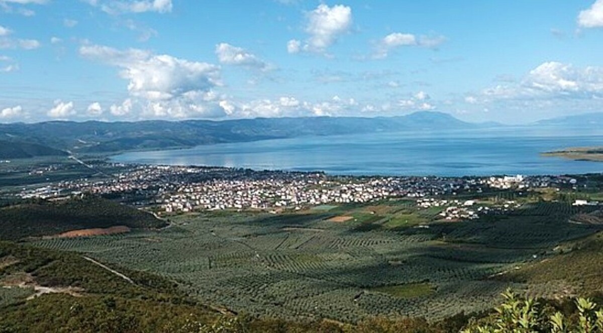 Okolice małoazjatyckiej Nicei, czyli İzniku w dzisiejszej północno-zachodniej Turcji.  Źródło: <a href='https://en.wikipedia.org/wiki/%C4%B0znik#/media/File:%C4%B0znik_Lake.jpg' rel='noopener'>domena publiczna</a>.