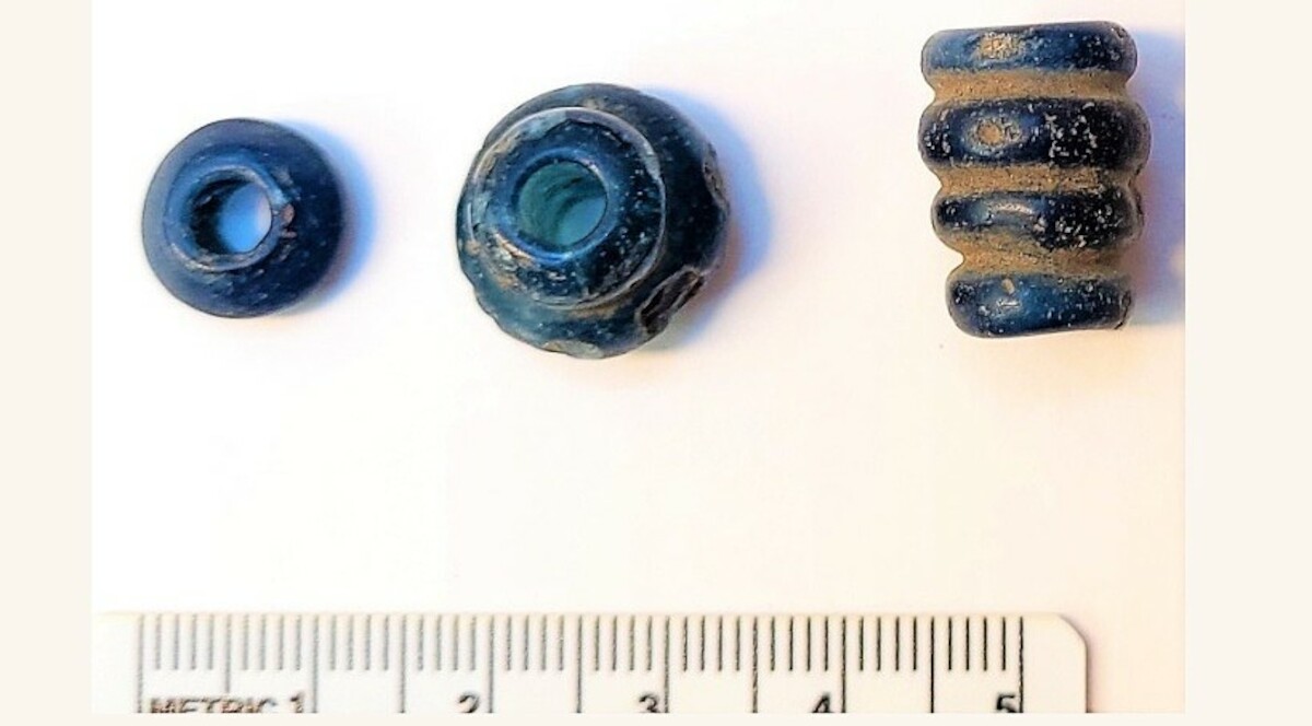 Trzy niebieskie paciorki są o kilkaset lat starsze niż pozostałe ozdoby. Źródło: Muzeum Archeologiczne, Uniwersytet w Stavanger.
