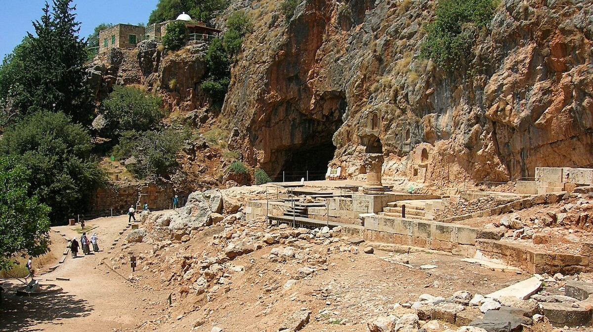 Pozostałości starożytnej świątyni Pana w Banjas. Źródło: <a href='https://pl.wikipedia.org/wiki/Banjas#/media/Plik:Banias_-_Temple_of_Pan_001.jpgg' rel='noopener'>domena publiczna</a>.