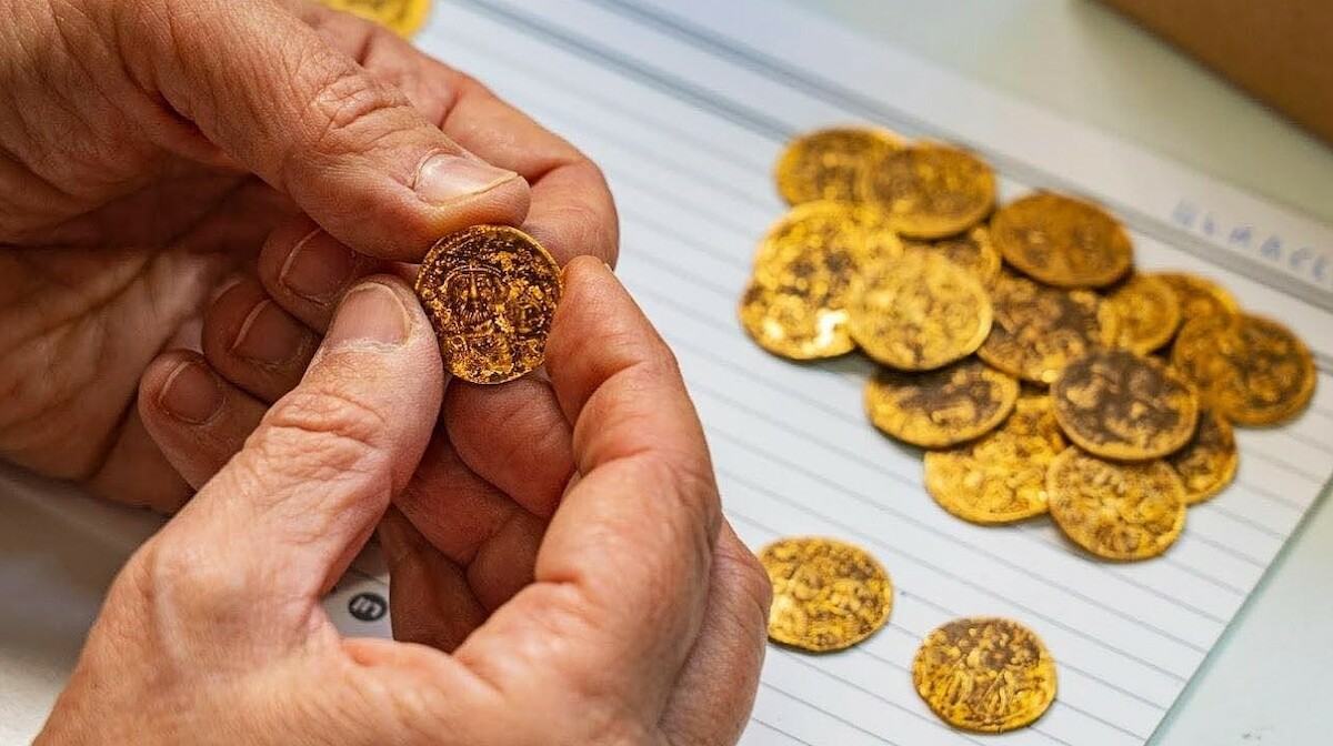 Złote solidy cesarzy Fokasa i Herakliusza ze skarbu z Banjas (VII w.). Źródło: <a href='https://www.facebook.com/AntiquitiesEN/posts/pfbid0X15hmHaS5rG2H47xo1hSrgZkrosKYfRFebFXXEnX2yD8imDnNgV1G3tZMPvMw6Ayl' rel='noopener'>Israel Antiquities Authority</a>.