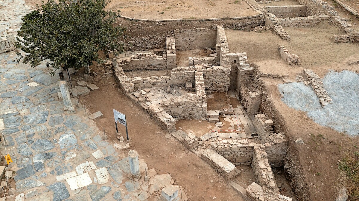 Niewielki obiekt składający się z kilku lokali użytkowych odsłonięty przez archeologów w Efezie, Turcja. Źródło: <a href='https://www.oeaw.ac.at/fileadmin/NEWS/2022/IMG/ephesos/ephesos_oeai_oeaw_003.jpg' rel='noopener'>OeAW</a>.