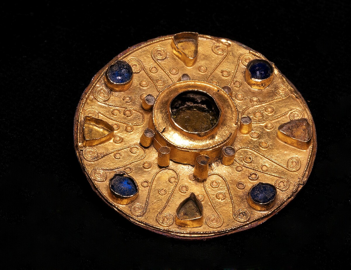 Złota fibula z grobu kobiety (VII w.), Kleinbasel, Szwajcaria. Źródło:  <a href='https://www.archaeologie.bs.ch/ueber-uns/medienmitteilungen/goldene-gewandschliesse.html' rel='noopener'>Archaologische Bodenforschung Basel-Stadt</a>.