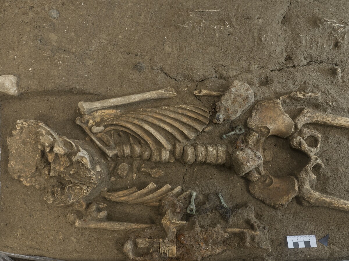 Grób dziecka (VII w.), Kleinbasel, Szwajcaria. Źródło: <a href='https://www.archaeologie.bs.ch/ueber-uns/medienmitteilungen/goldene-gewandschliesse.html' rel='noopener'>Archaologische Bodenforschung Basel-Stadt</a>.