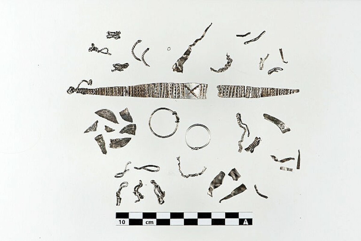 Kompletny skarb srebrny ze Stjørdal, Norwegia. Źródło: <a href='https://norwegianscitechnews.com/2022/11/viking-age-silver-treasure-found-in-stjordal-municipality/' rel='noopener'>NTNU</a>.