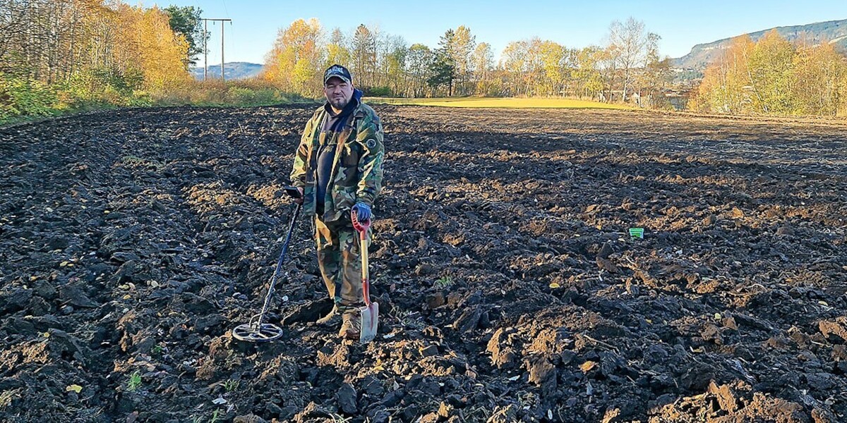 Paweł Bednarski - odkrywca skarbu srebrnego w Stjørdal, Norwegia. Źródło: <a href='https://norwegianscitechnews.com/2022/11/viking-age-silver-treasure-found-in-stjordal-municipality/' rel='noopener'>NTNU</a>.
