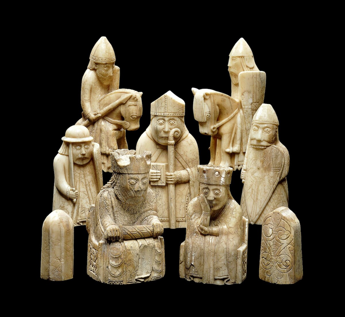 Figury szachowe wykonane z kłów morsa odkryte na szkockiej wyspie Lewis przed 1831 r. (XII w.). Źródło: <a href='https://www.britishmuseum.org/collection/object/H_1831-1101-84g' rel='noopener'>British Museum</a>.