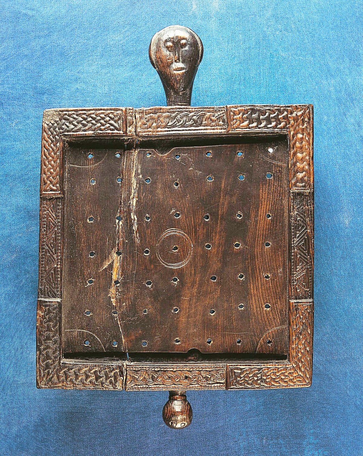 Plansza do gry z drewna cisowego znaleziona w 1932 r. w obrębie crannogu w  Ballinderry w Irlandii (IX-XI w.). Źródło: <a href='https://www.museum.ie/en-IE/Collections-Research/Irish-Antiquities-Division-Collections/Collections-List-(1)/Viking/The-Ballinderry-gaming-board' rel='noopener'>National Museum of Ireland</a>.