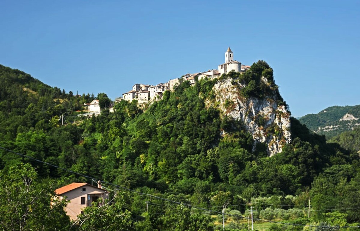 Widok na Castel Trosino, Włochy. Źródło: <a href='https://it.wikipedia.org/wiki/Castel_Trosino#/media/File:Tve_village_of_Castel_Trosino.jpg' rel='noopener'>domena publiczna</a>