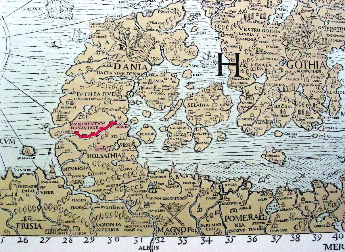 Lokalizacja Danevirke i Szlezwiku na fragmencie mapy Olausa Magnusa (1539 r.). Źródło: <a href='https://commons.wikimedia.org/wiki/File:Map_danavirki.JPG' rel='noopener'>domena publiczna</a>.