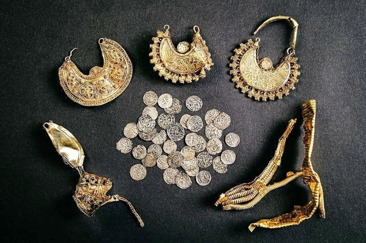 Skarb z Hoogwoud w Holandii (1000-1050 r.). Źródło: <a href='https://archeologiewestfriesland.nl/de-schatvondst-van-hoogwoud/G' rel='noopener'>Archeologie West-Friesland</a>.