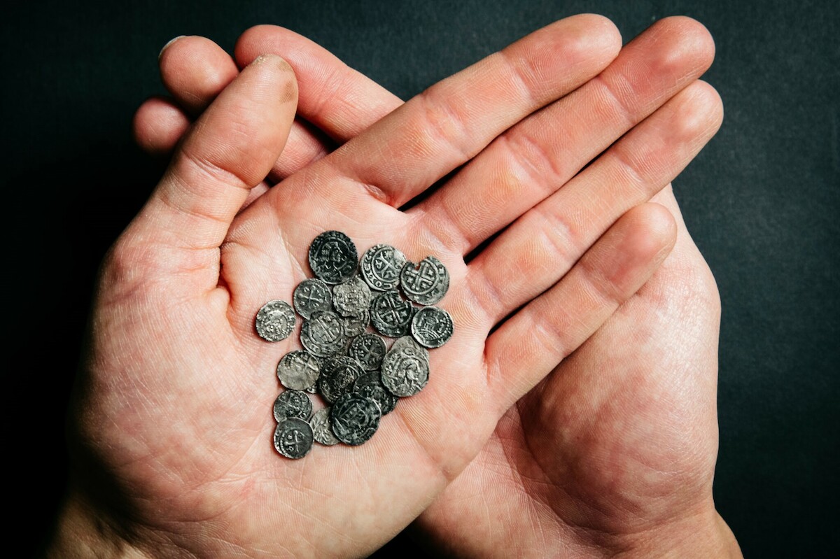 Część monet ze skarbu z Hoogwoud w Holandii (ok. 1200-1250). Źródło: <a href='https://archeologiewestfriesland.nl/de-schatvondst-van-hoogwoud/' rel='noopener'>Archeologie West-Friesland</a>.