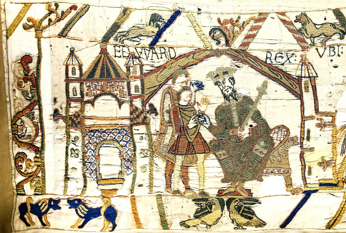 Edward Wyznawca wysyła Harolda Godwinsona do Normandii. Scena ukazana na Tkaninie z Bayeux (XI w.). Źródło: <a href='https://en.wikipedia.org/wiki/Bayeux_Tapestry#/media/File:Bayeux_Tapestry_scene1_Edward.jpg' rel='noopener'>domena publiczna</a>.