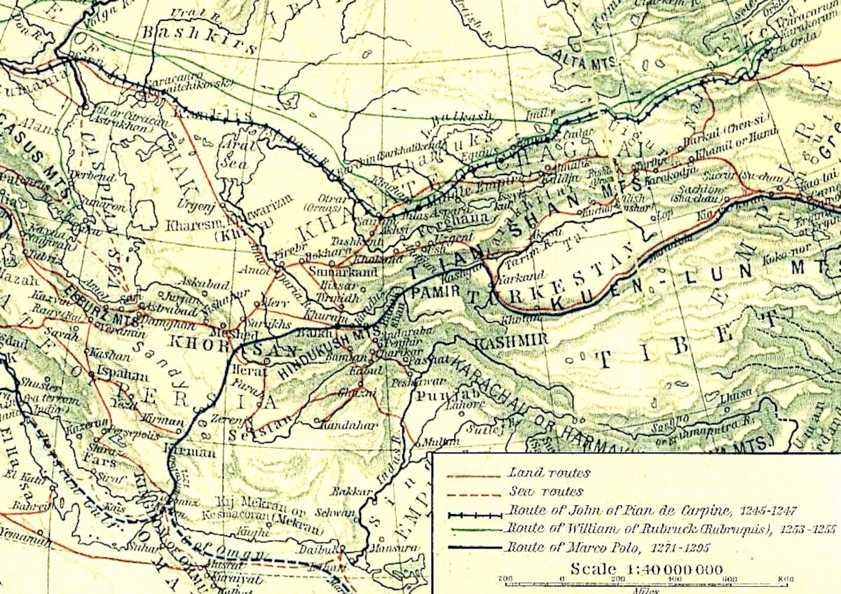 Szlak wielkiej pozdróży Jana di Piano Carpinego na wschód (zaznaczony niebieską linią z beleczkami,jak linia kolejowa). Źródło:<a href='https://en.wikipedia.org/wiki/Giovanni_da_Pian_del_Carpine#/media/File:Central_Asian_trade_routes.jpg' rel='noopener'>domena publiczna</a>.