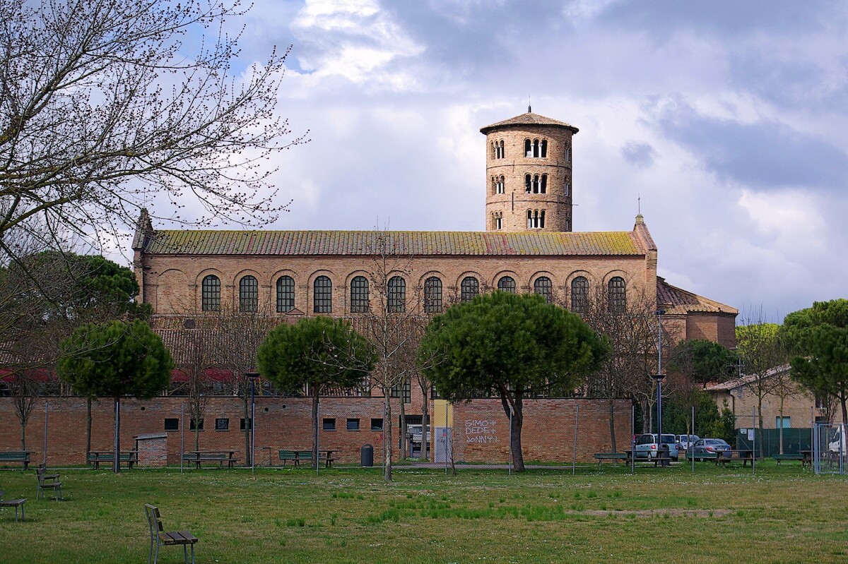 Klasztor św. Apolinarego w Classe pod Rawenną we Włoszech. Źródło: <a href='https://pl.wikipedia.org/wiki/Bazylika_Sant%E2%80%99Apollinare_in_Classe_w_Rawennie#/media/Plik:Ravenna_BW_1.JPG' rel='noopener'>domena publiczna</a>.