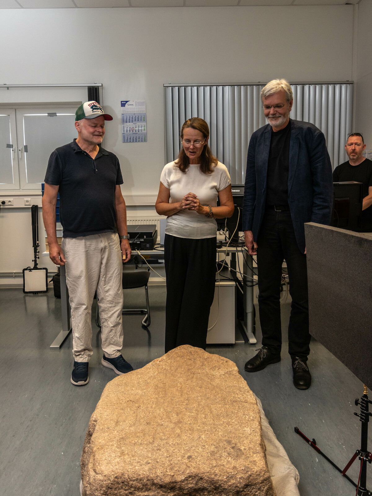 Znalazca zabytku Peter Wittenberg, minister kultury Bettina Martin i archeolog dr Detlef Jantzen wraz z zabytkiem, <a href=' https://www.regierung-mv.de/Landesregierung/wkm/Presse/Pressemitteilungen/?id=203830&processor=processor.sa.pressemitteilung'> Ministerium für Wissenschaft, Kultur, Bundes- und Europaangelegenheiten </a>.