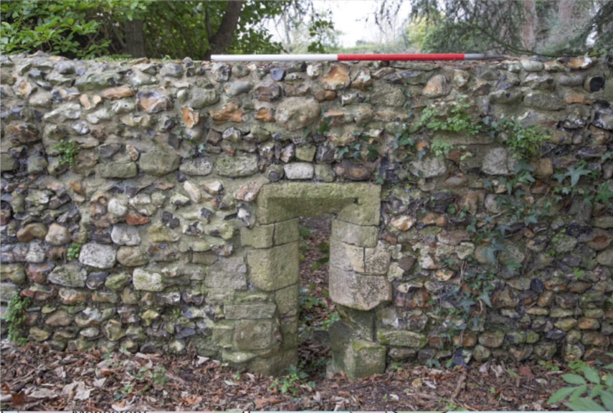 Garden ruin dworu w Bosham – okno w północnej partii ściany zachodniej, źródło: <a href=https://www.cambridge.org/core/journals/antiquaries-journal/article/where-power-lies-lordly-power-centres-in-the-english-landscape-c-8001200/7FFE73EFCD219699F9632D4F3589096B/'> The Antiquaries Journal </a>.