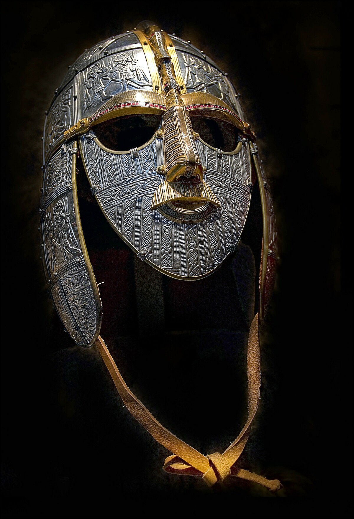 Replika hełmu z Sutton Hoo wykonana przez Royal Armouries dla British Museum. Źródło: <a href='https://en.wikipedia.org/wiki/Sutton_Hoo#/media/File:Sutton_Hoo_helmet_reconstructed.jpg'>domena publiczna</a>.