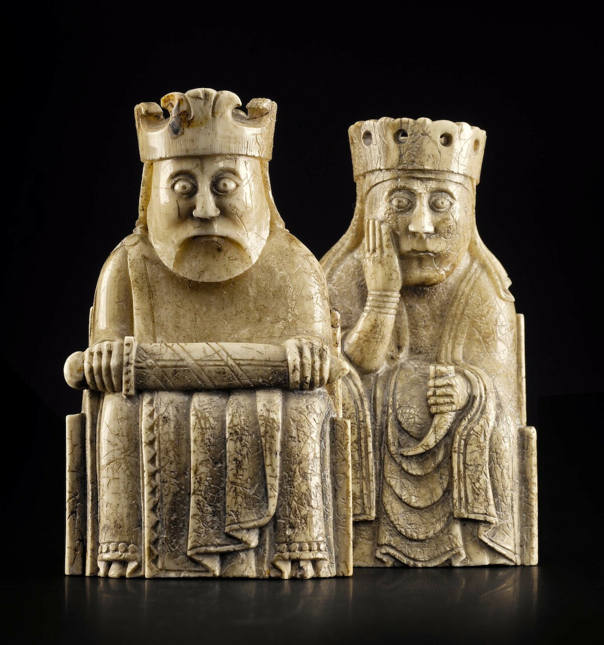 Figurki króla i królowej z kompletu szachów z wyspy Lewis (XII w.). Źródło: <a href='https://en.wikipedia.org/wiki/Lewis_chessmen#/media/File:NMSLewisChessmen28.jpg'>domena publiczna</a>.