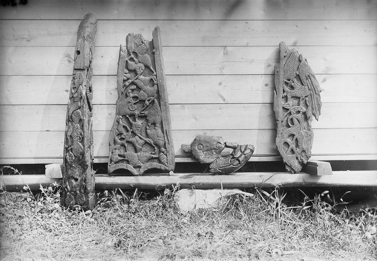 Części stewy dziobowej słynnego statku z Osebergu, w tym fragment galionu w postaci głowy węża. Źródło: <a href='https://www.historiskmuseum.no/english/exhibitions/midgardr/serpent-image-carousel/3-1733183.jpg'>Historisk museum</a>.