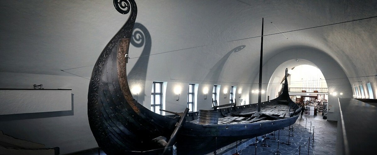 Łódź Osebergu w Muzeum Statków Wikińskich (przyszłe Muzeum Epoki Wikingów) na półwyspie Bygdøy w Oslo. Źródło: <a href='https://www.vikingtidsmuseet.no/samlingene/oseberg/bilder/osebergskipet-tom-kolstad-970.jpg'>Vikingtidsmuseet </a>.