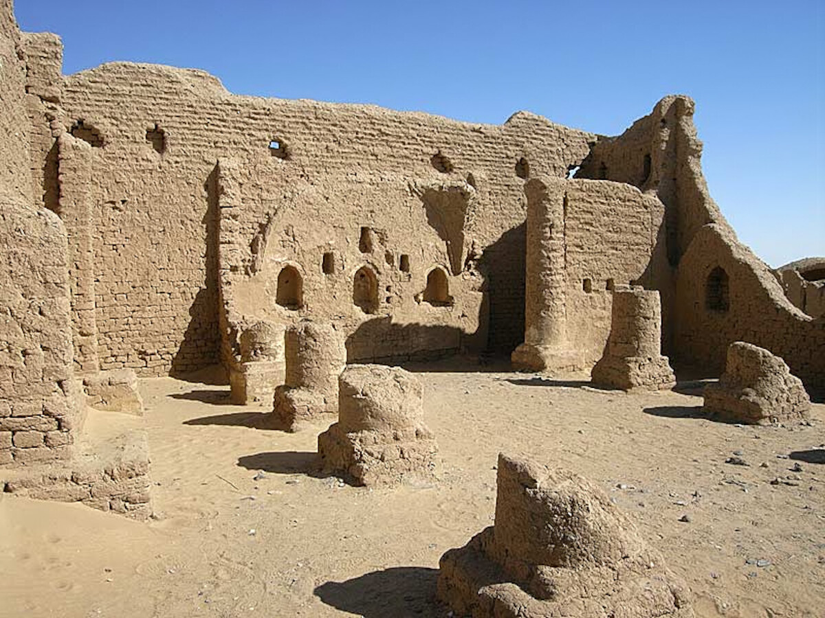 Pozostałości chrześcijańskiej kaplicy (nr 180) w Deir el-Bagawāt w oazie Charga. Źródło: <a href='https://en.wikipedia.org/wiki/El_Bagawat#/media/File:BagawatChapel180.jpg'>domena publiczna</a>.