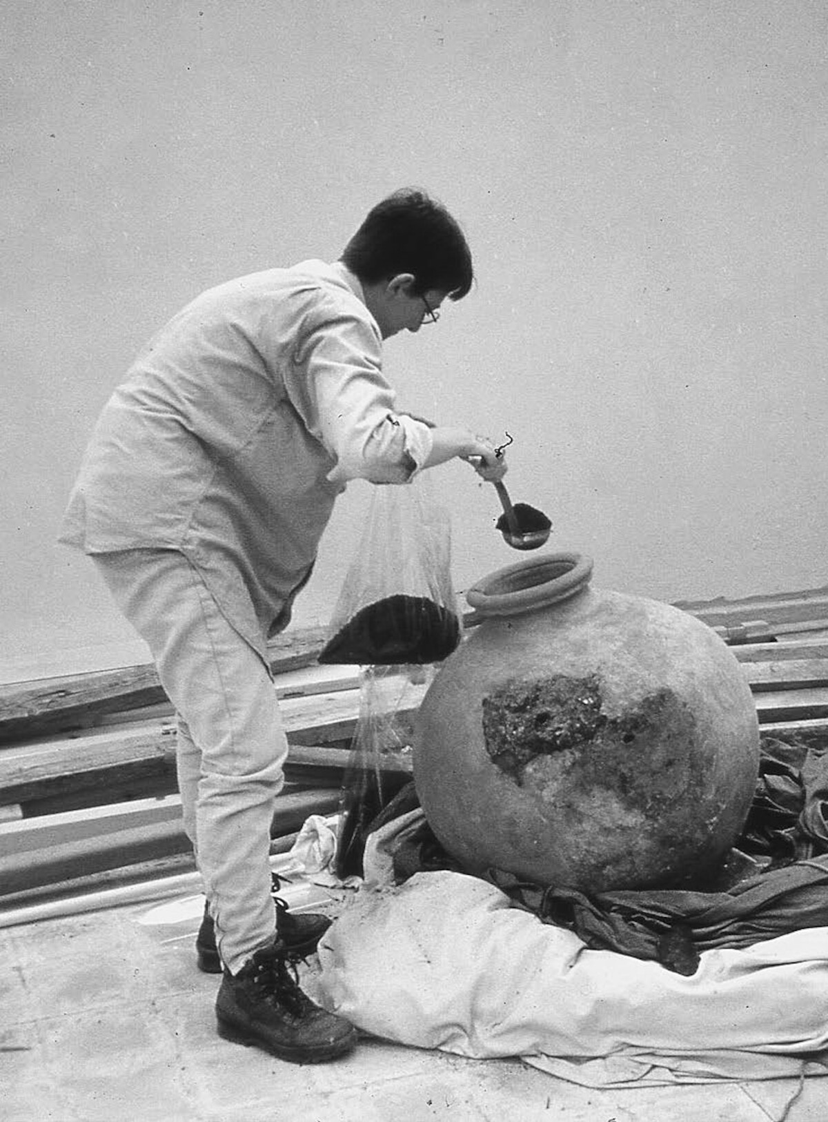 Rzymskie naczynie ceramiczne (dolium), w którym znaleziono 7,5 kg ziaren pieprzu. Źródło: <a href='https://ioa.ucla.edu/sites/default/files/styles/panopoly_image_original/public/media/assets/images_roman_foodprints_at_berenike_page_3.jpg?itok=00KiF6SC'>domena publiczna</a>.