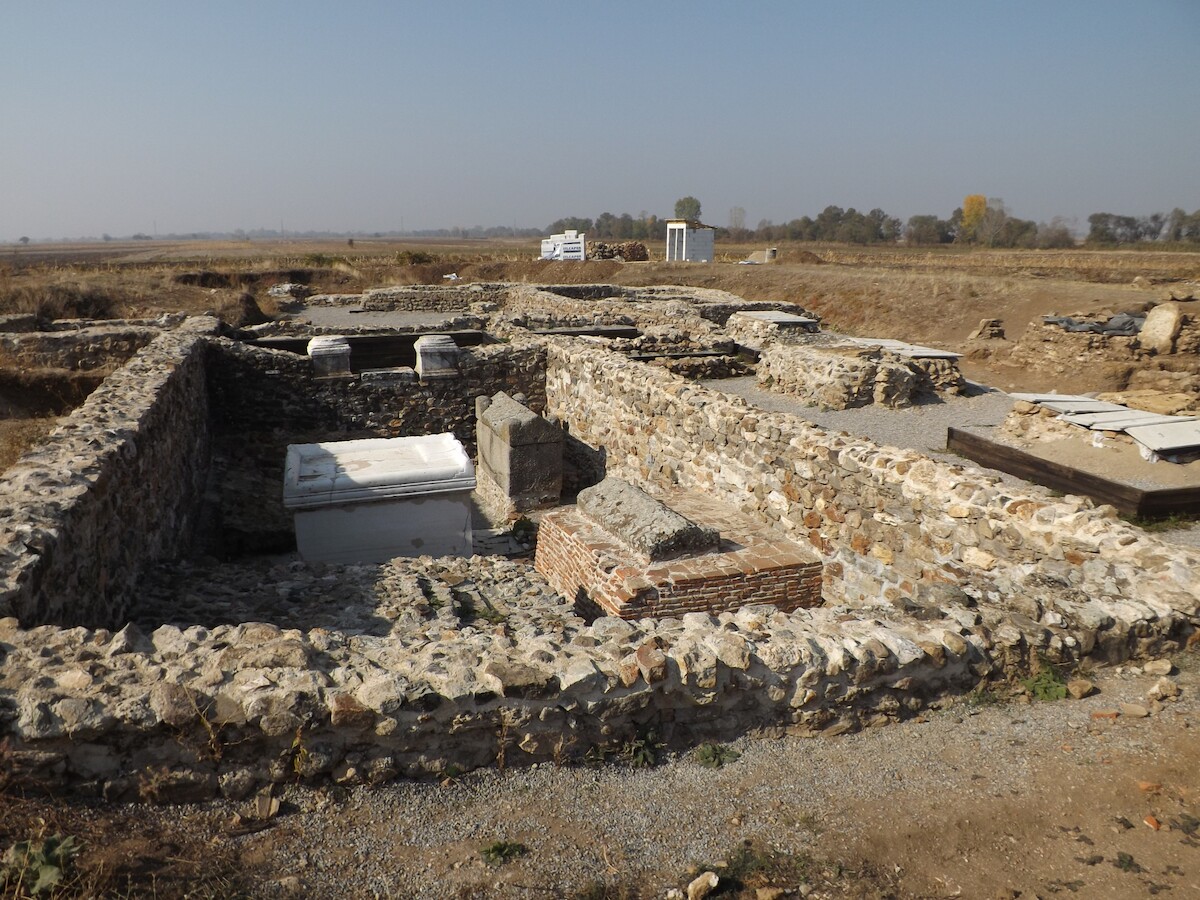 Widok na odkryte przez archeologów cmentarzysko z marmurowymi sarkofagami w Ulpianie kołó Prisztiny. Źródło: <a href='https://upload.wikimedia.org/wikipedia/commons/1/1b/Ulpiana10.JPG'>domena publiczna</a>.