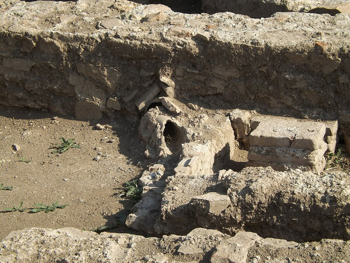 Fragment rury dostarczającej wodę do baptysterium przy bazylice biskupiej odkrytej w 2012 r. w Ulpianie koło Prisztiny. Źródło: <a href='https://en.wikipedia.org/wiki/Ulpiana#/media/File:Ulpiana18.JPG'>domena publiczna</a>.