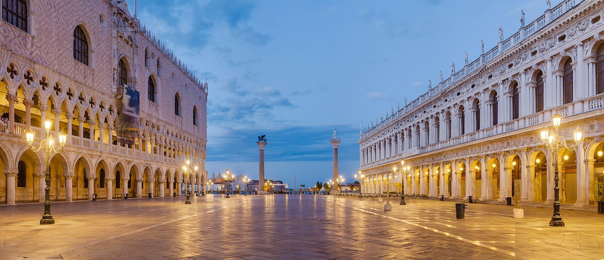 Współczesny widok na Plac św. Marka od strony Bazyliki św. Marka. Źródło: <a href='https://en.wikipedia.org/wiki/Piazza_San_Marco#/media/File:Piazzetta_San_Marco_Venice_BLS.jpg'>domena publiczna</a>.