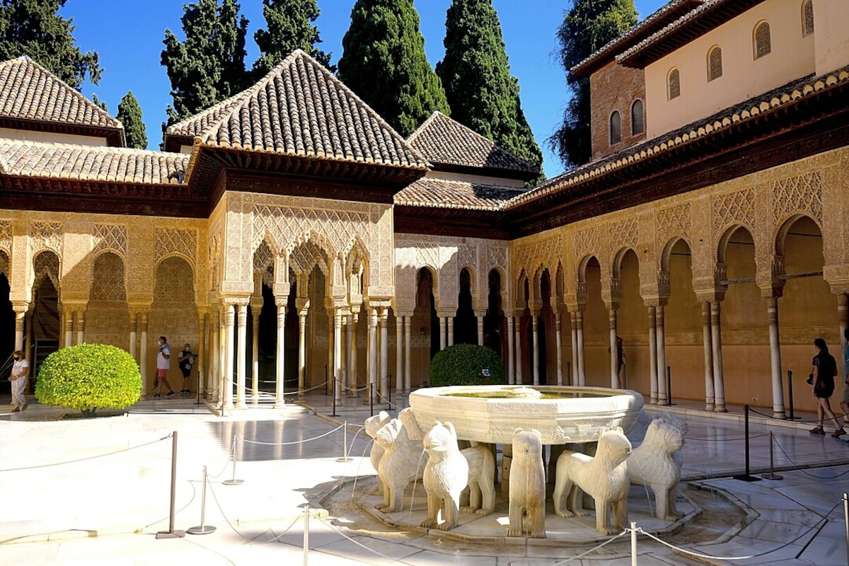Dziedziniec lwów w Alhambrze (Hiszpania). Źródło: <a href='https://en.wikipedia.org/wiki/Court_of_the_Lions#/media/File:Palacios_Nazar%C3%ADes_in_the_Alhambra_(Granada)._(51592334991)_(cropped).jpg'>domena publiczna</a>.