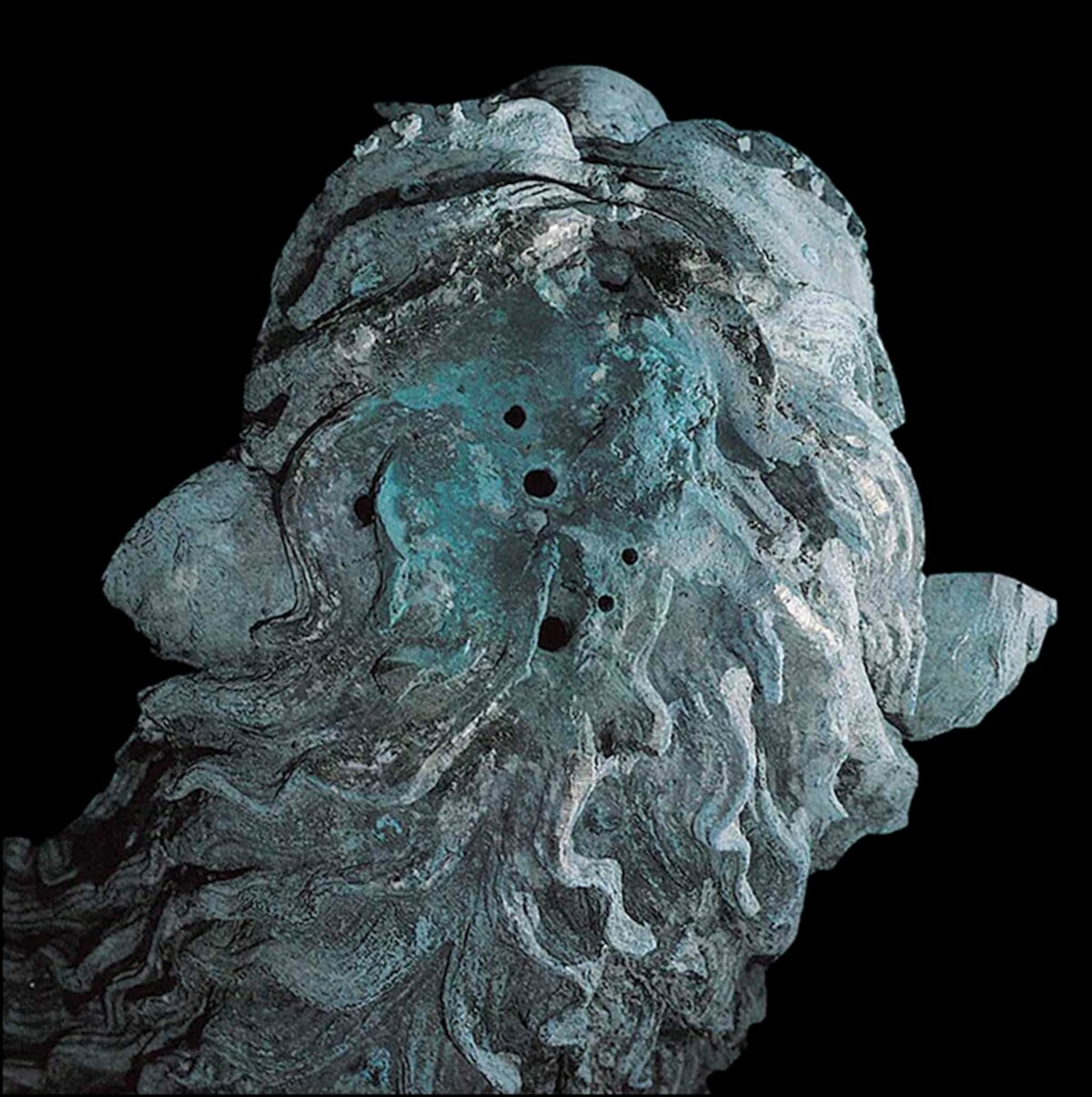 Widok z góry na głowę lwa weneckiego - ślady po usunięciu rogów oraz przycięciu spiczastych uszu. Źródło: <a href='https://static.cambridge.org/binary/version/id/urn:cambridge.org:id:binary:20250828150633806-0138:S0003598X25101592:S0003598X25101592_fig5.png'>Antiquity</a>.