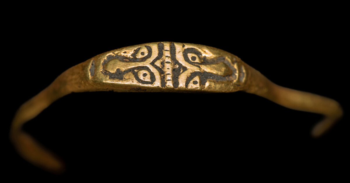 Złoty pierścień odkryty w podziemiach Zamku Królewskiego na Wawelu. Źródło: <a href=https://wawel.krakow.pl/wydarzenie/stolp-i-wieza-dunska-wyklad>Zamek Królewski na Wawelu</a>